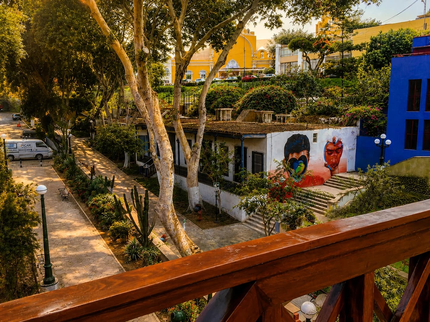 Calle bohemia de Barranco con murales