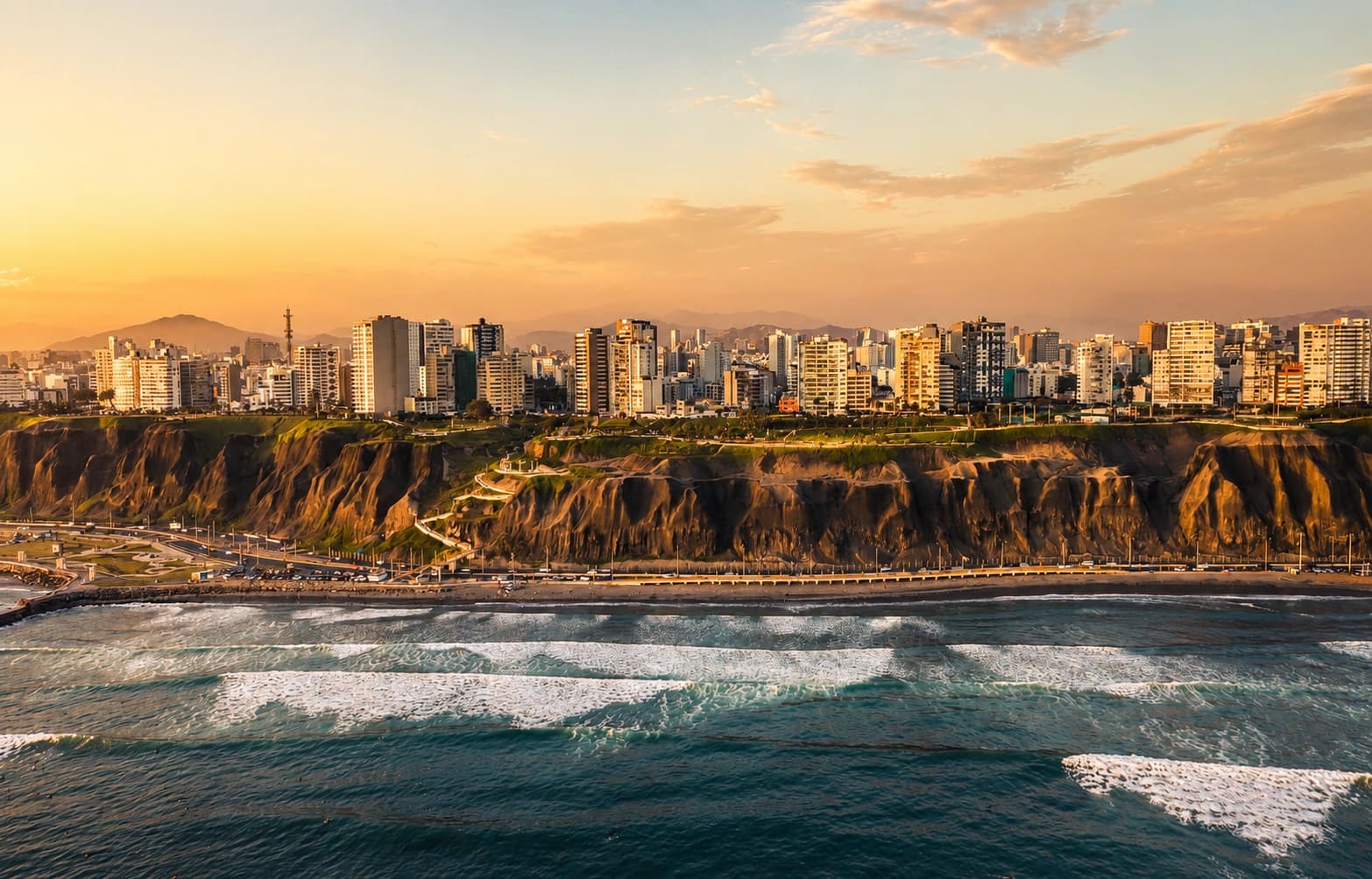 Vista del malecón de Miraflores sobre el Pacífico