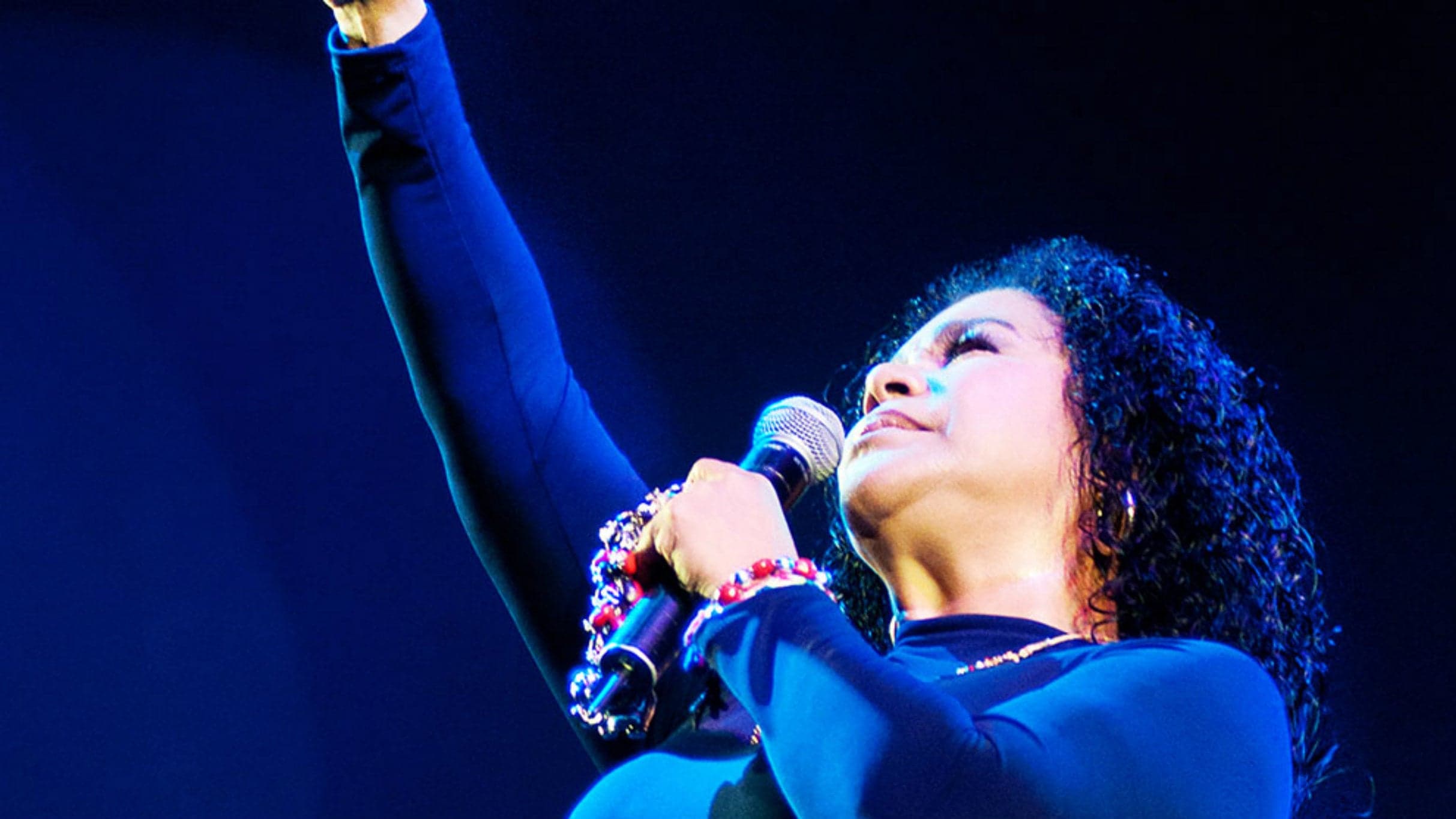 Con Guitarra y Cajón: Eva Ayllón — Concert — Centro de Convenciones Bianca