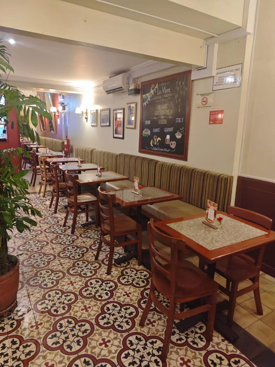 La Mora Pastelería & Cafetería