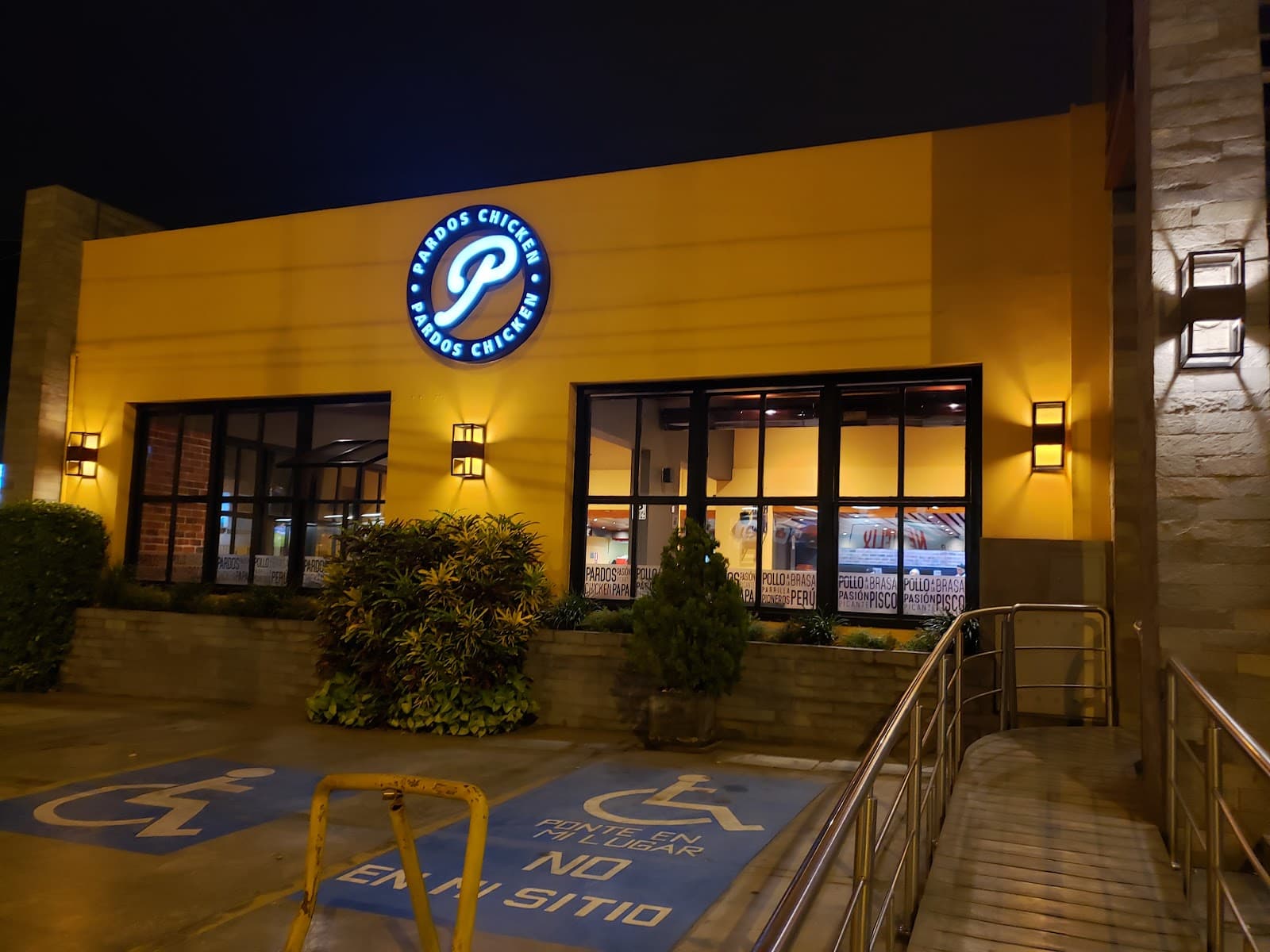 Pardos Chicken — El Golf Los Incas