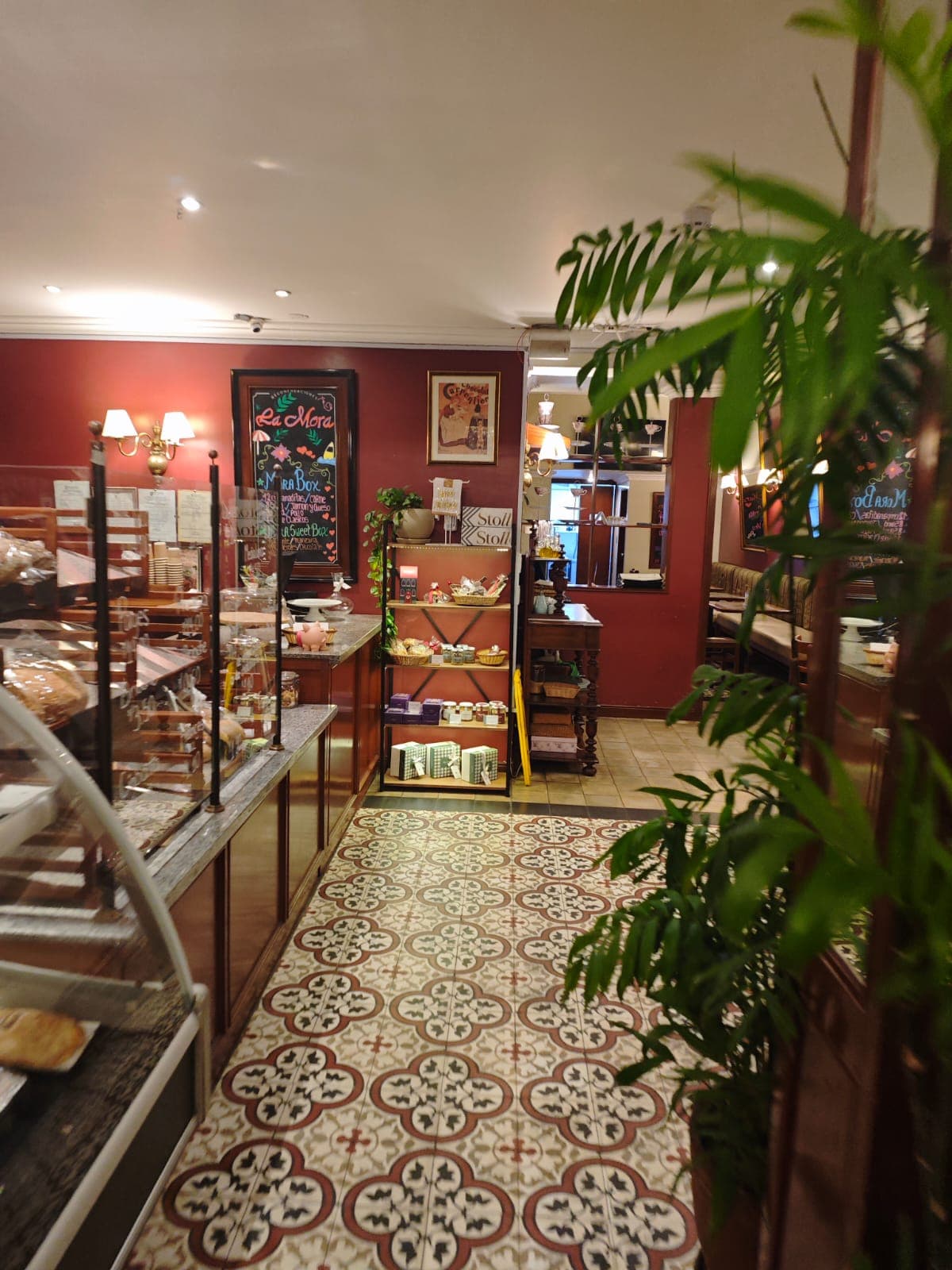 La Mora Pastelería & Cafetería