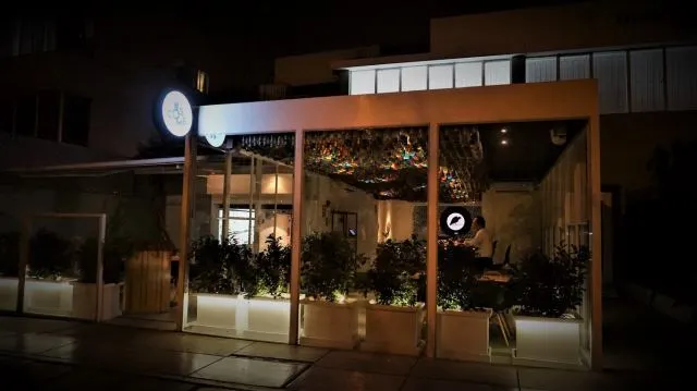 Terraza y barra de Cosme en San Isidro