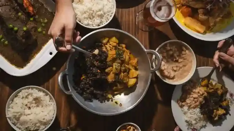 Mesa de comida criolla compartida en Isolina, Barranco