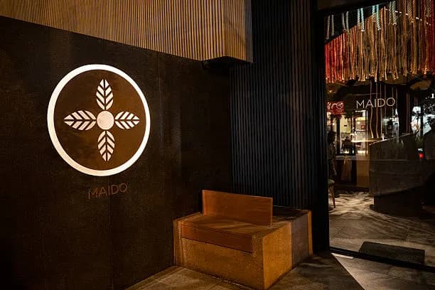 Salón de Maido en Miraflores con barra nikkei