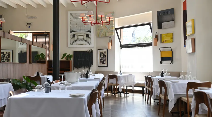 Comedor con arte de Rafael en Miraflores